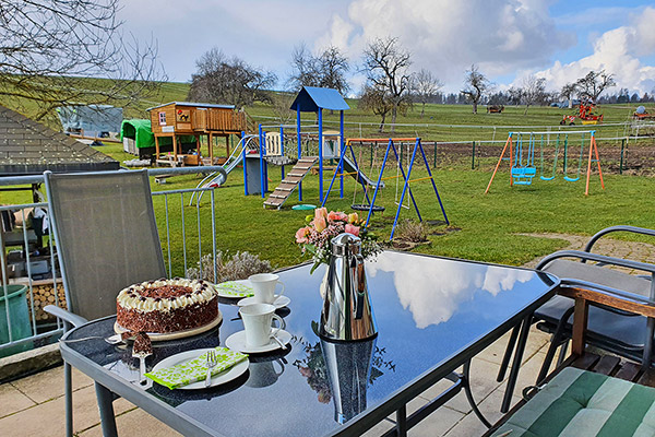 Terrasse mit angrenzendem Spielplatz