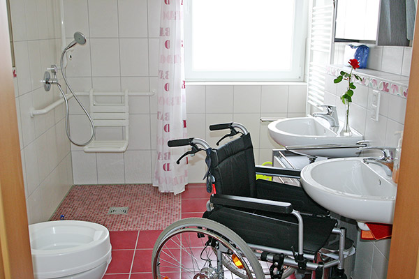 Barrierefreies Bad mit befahrbarer Dusche und unterfahrbarem Waschbecken