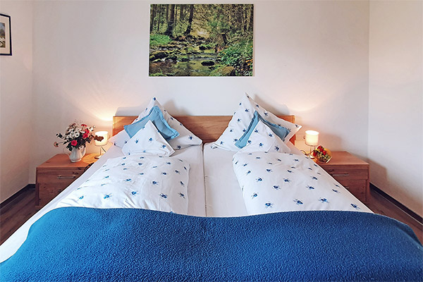 Schlafzimmer mit Doppelbett