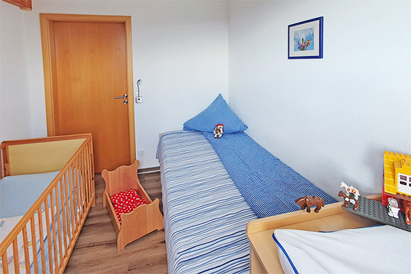 Schlafzimmer mit Kinderbett