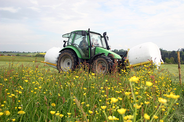 Mit dem Traktor mitfahren